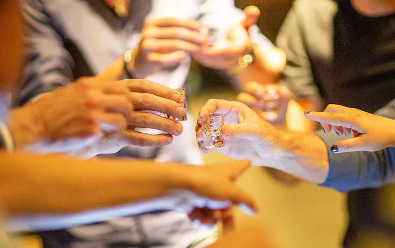 一杯酒，一江湖：解码中国互联网的“饭局政治学” - 新媒体情报驿站