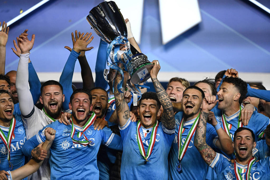 体坛联播｜那不勒斯夺队史第3座意超杯冠军，伊萨克接受手术(图1)